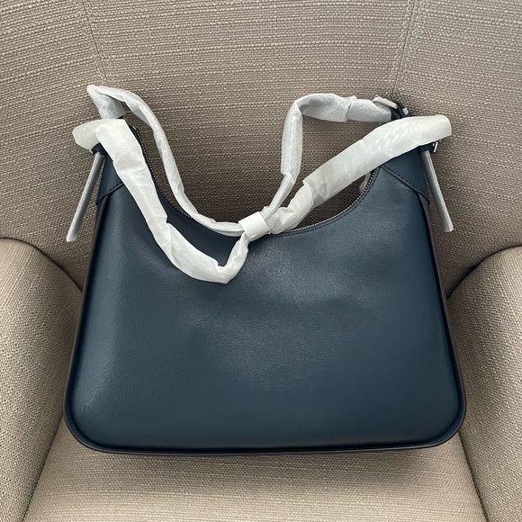 Michael Kors Wilma Large Leather Shoulder Bag - Picture 5 of 13